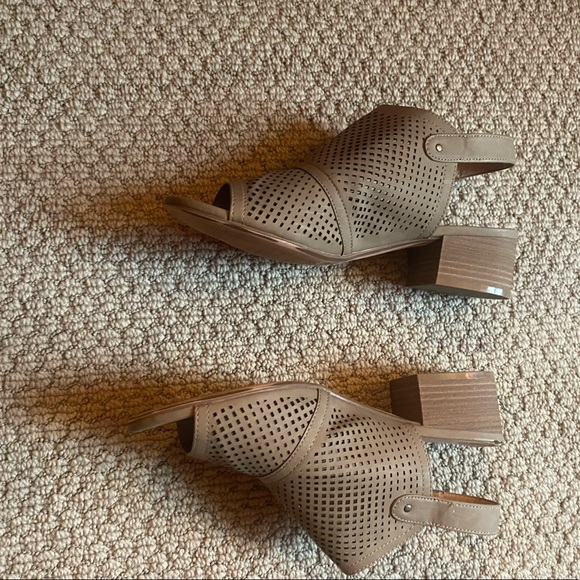 Stacked heel open toe taupe sandals size 9 - Picture 3 of 7